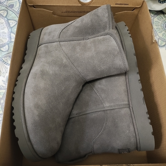UGG Boots - Picture 6 of 7